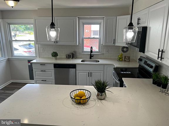 3rd image of 6886 Clark Ave