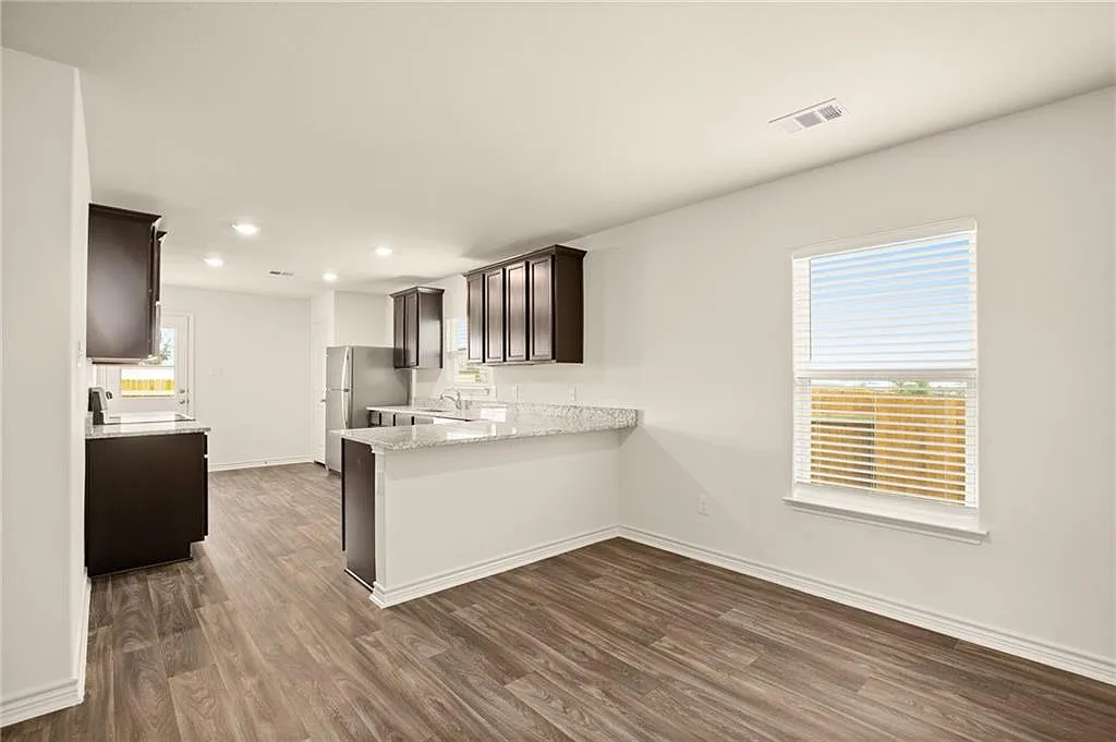 529 Fox Glen Cv — Photo 2