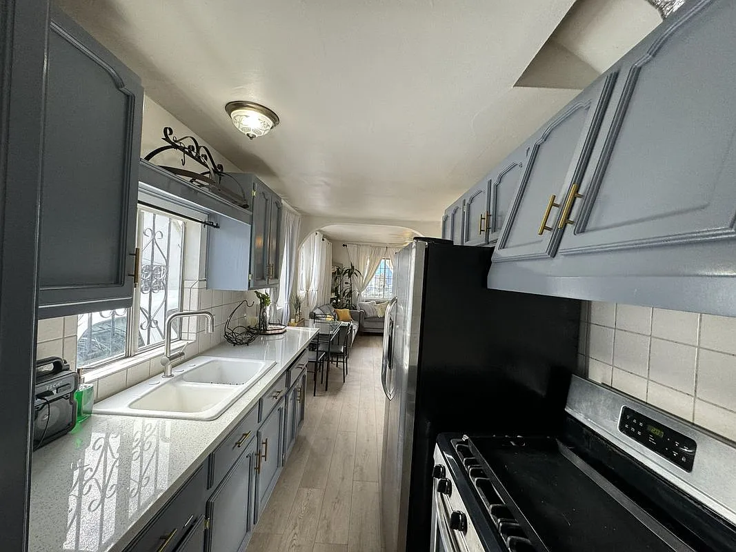 3 bed, 1.5 bath, 850 sqft, $3,350 — Photo 3