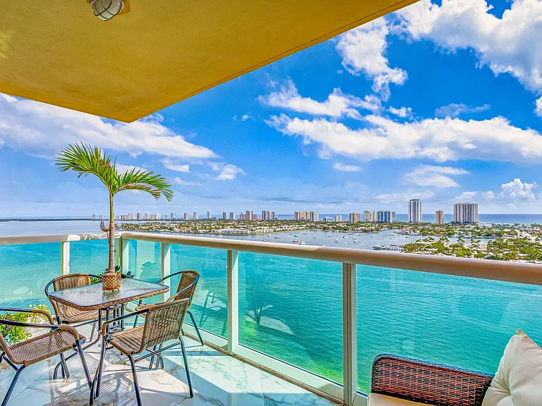 2640 Lake Shore Dr #2014 — Photo 1