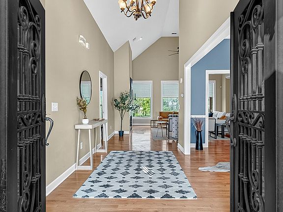 5th image of 456 Summit Oaks Dr