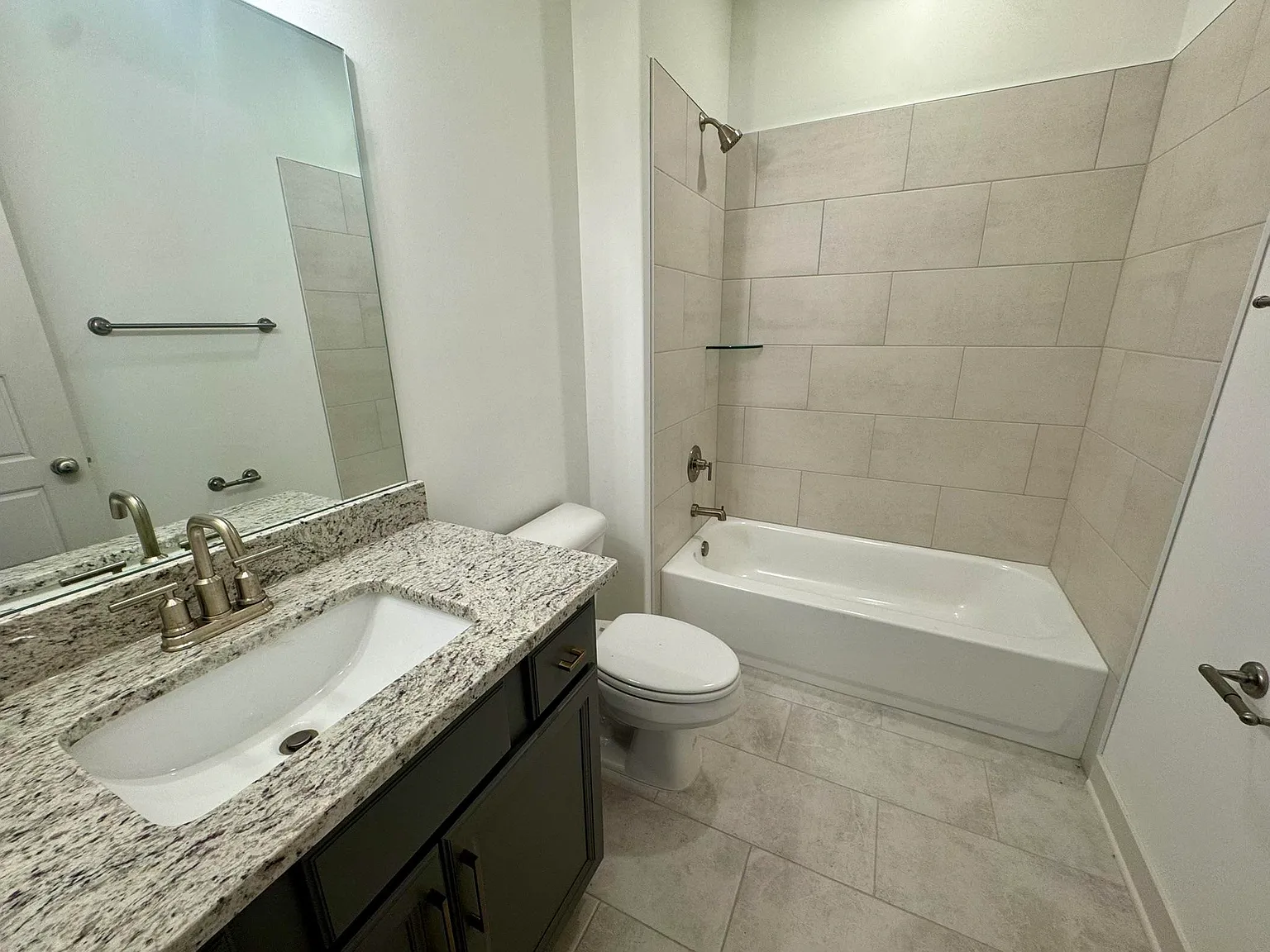 5 bed, 4.5 bath, 3439 sqft, $3,200 — Photo 3