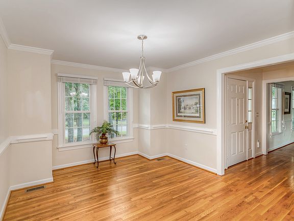 4th image of 219 Woodfield Dr