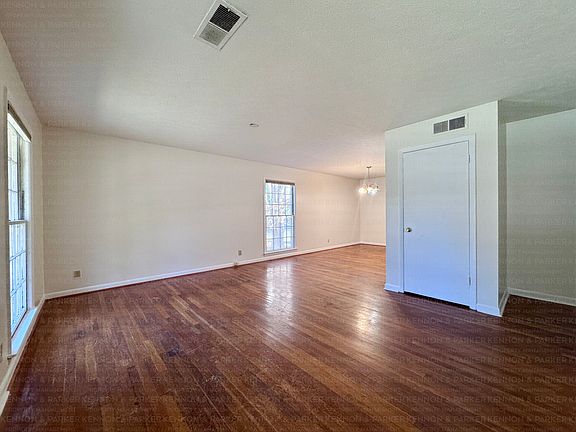 Living Room 17'1 x 12'9