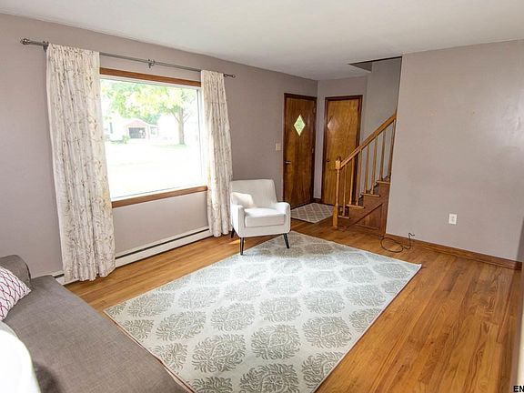 3rd image of 62 Woodlawn Dr