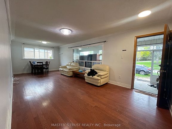 3rd image of 10 Heather Rd