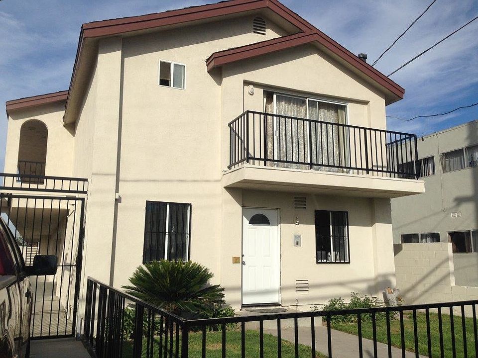 3/2 bedrooms w/fireplace and laundry