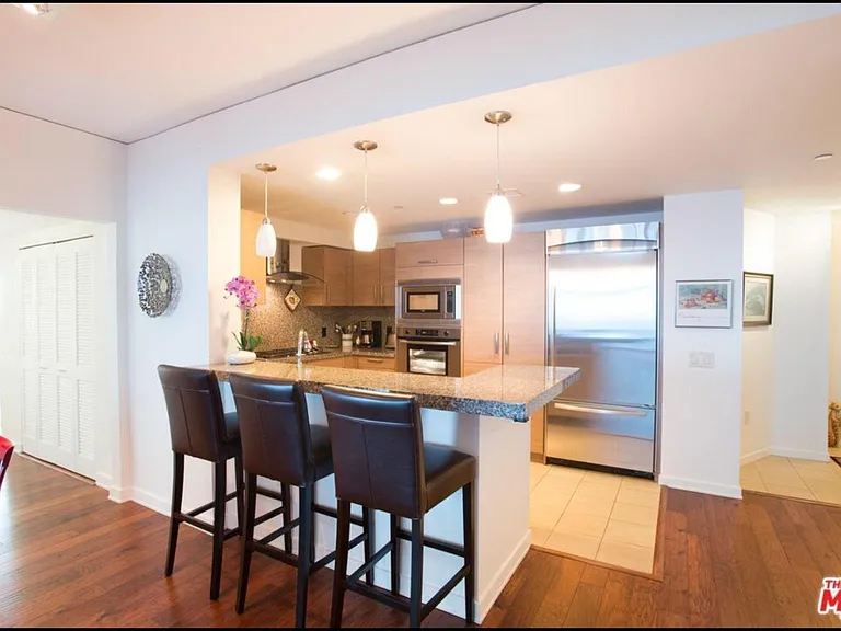 Marina Pointe Dr — Photo 2