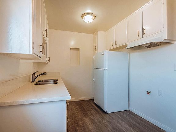 4th image of 1975 S Corning St #100