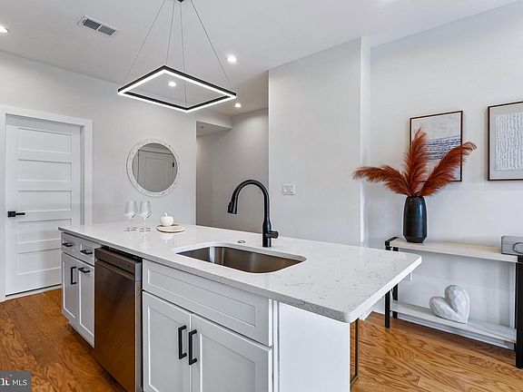 3rd image of 1118 Neal St NE #Penthouse 2