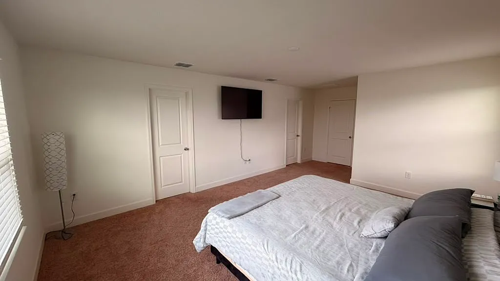 3 bed, 2.5 bath, 2100 sqft, $1,250 — Photo 4
