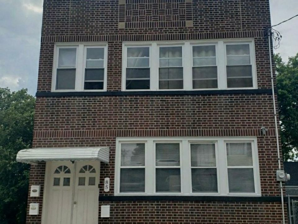 1st image of 85 Macarthur Ave #2