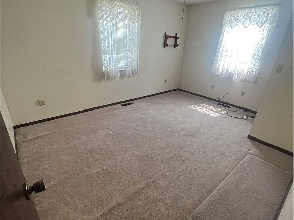 5th image of 135 Cedar Dr