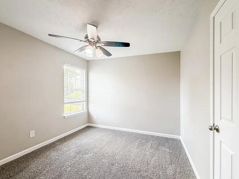 1910 Lawndale Dr — Photo 11