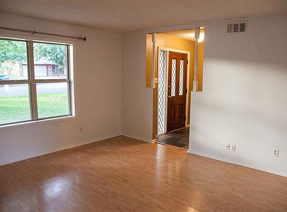 2nd image of 2829 Southgate Dr