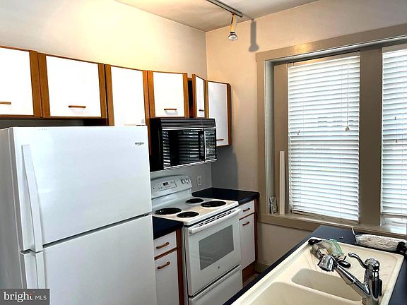 3rd image of 420 W 22nd St #1