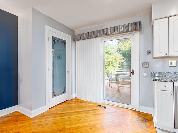 3rd image of 1752 Pioneer Blvd