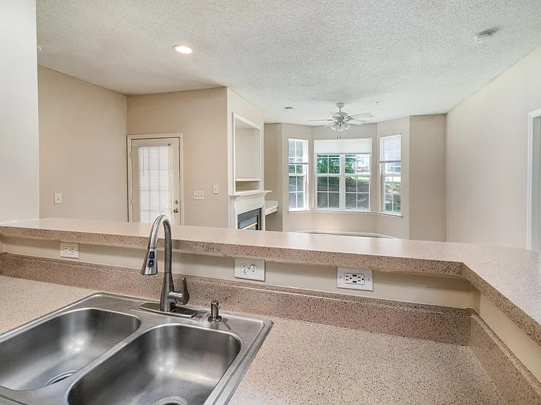 Argyle Place Apartment Homes — Photo 35