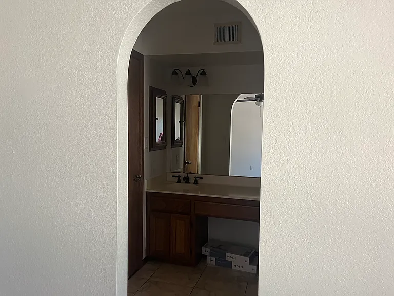 520 W Port Royale Ln — Photo 8