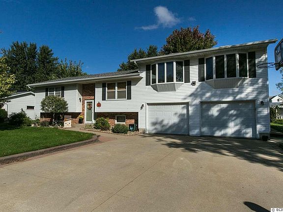 2nd image of 102 8th Ave NW
