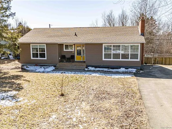 12 Dahlia Dr, Fredericton, NB E3A 1N3
