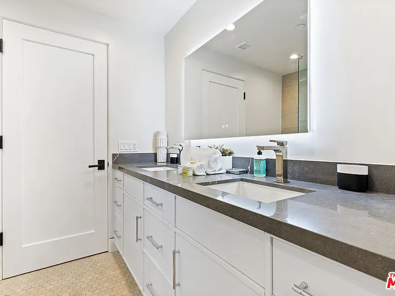 731 N Curson Ave — Photo 40
