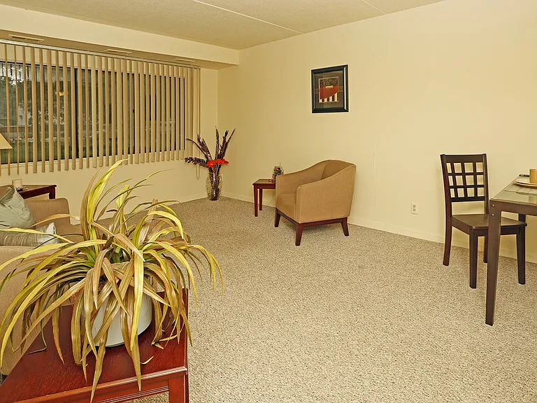 METRO TOWER APARTMENTS — Photo 16
