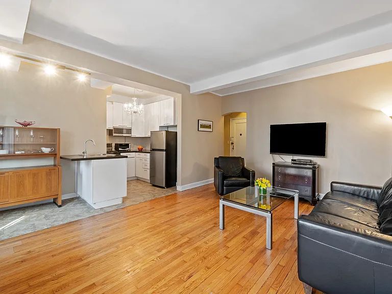 211 E 35th St #10G — Photo 3
