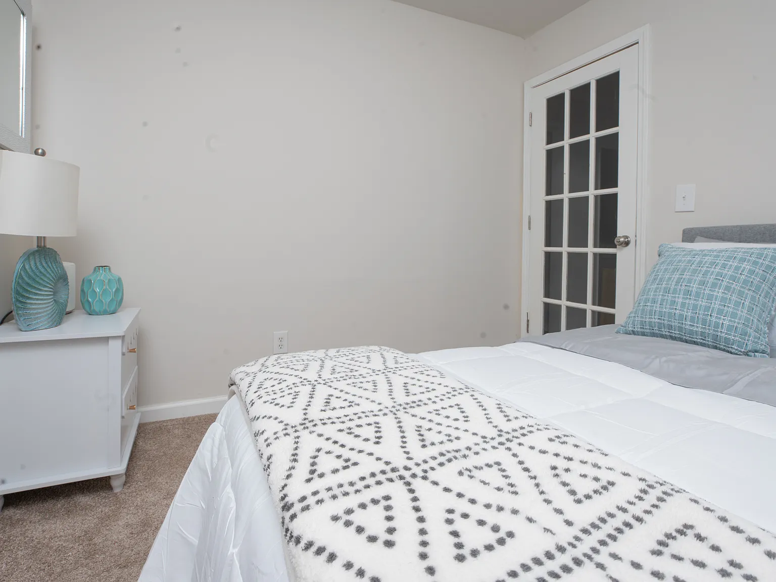 3 bed, 2.5 bath, 1226 sqft, $4,300 — Photo 3