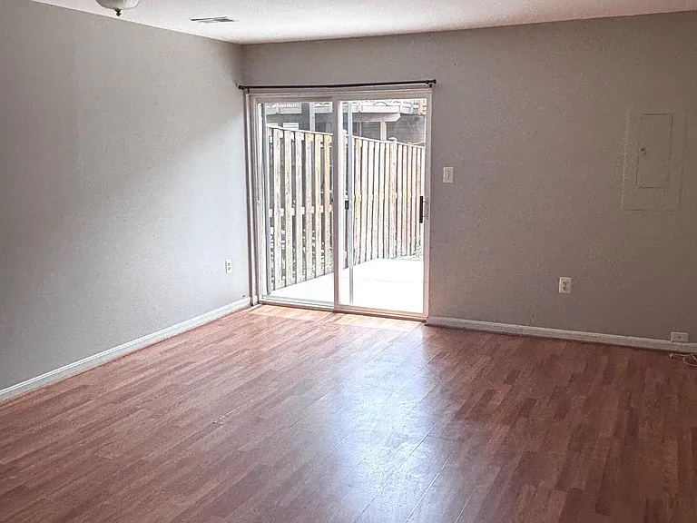 11105 Doubleday Ln — Photo 2