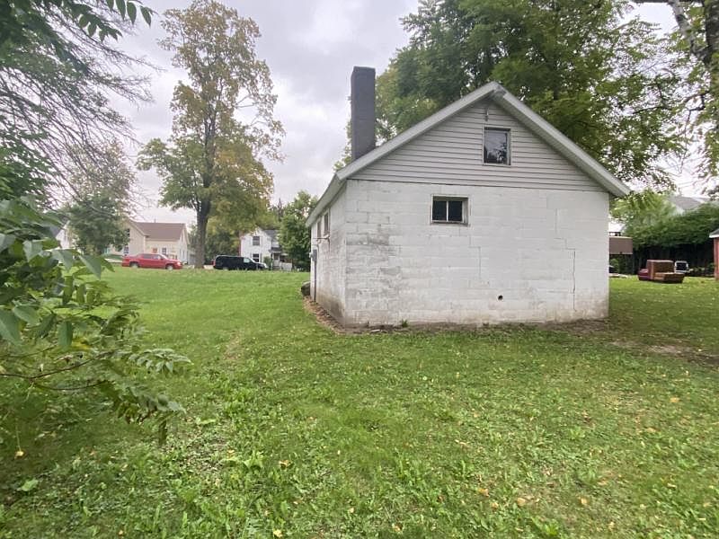 2nd image of 633 W Sherman St