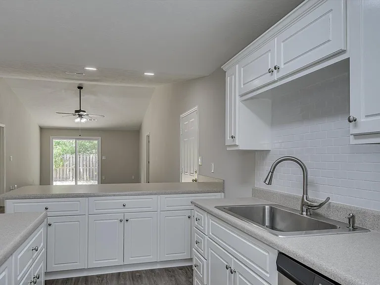 1239 Longpoint Dr — Photo 13