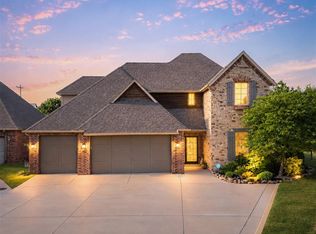 937 Villas Creek Dr, Edmond, OK 73003