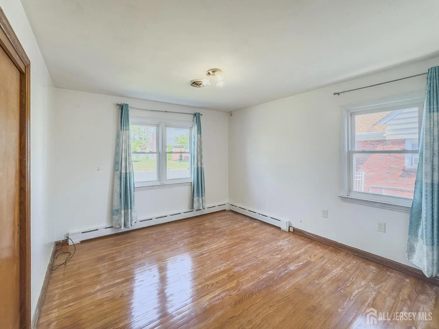 3 bed, 2.0 bath, 1589 sqft, $3,300 — Photo 2
