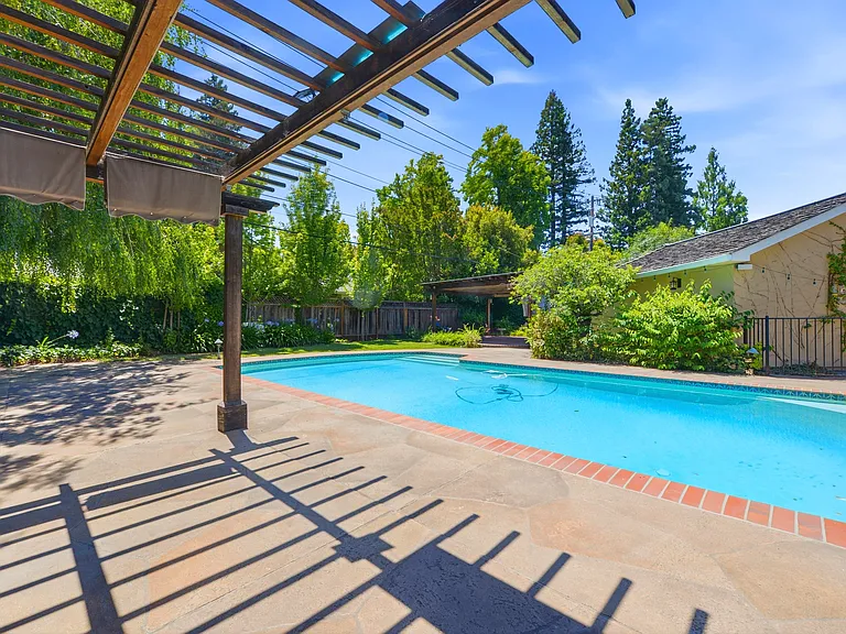 1825 White Oak Dr — Photo 31
