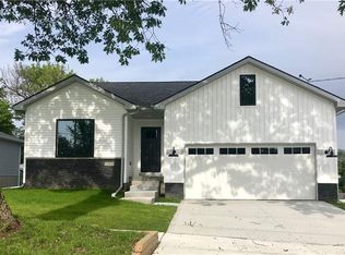 1005 N Harlan St, Knoxville, IA 50138