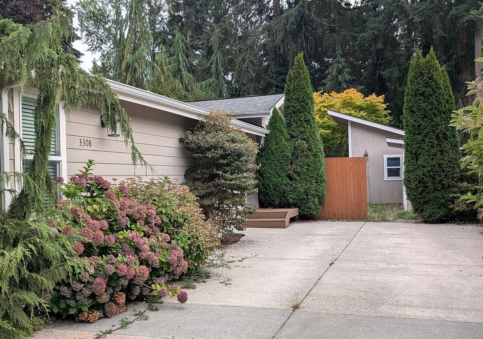 Bothell Thrashers Corner 2 Bedroom Rambler with office & hobby room — Photo 1