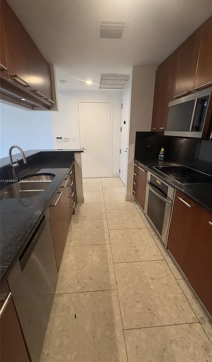 Carbonell Condo — Photo 1