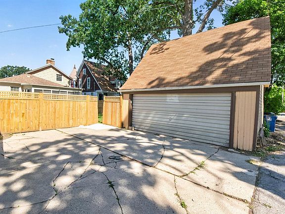 2nd image of 1525 Holmes AVENUE