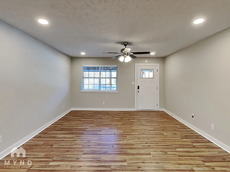 325 Morris Dr SE — Photo 2