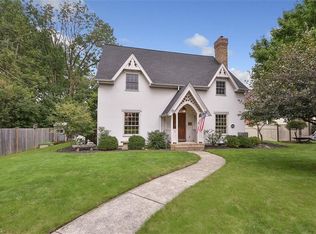 1082 Edgewater Ln, Lakewood, OH
