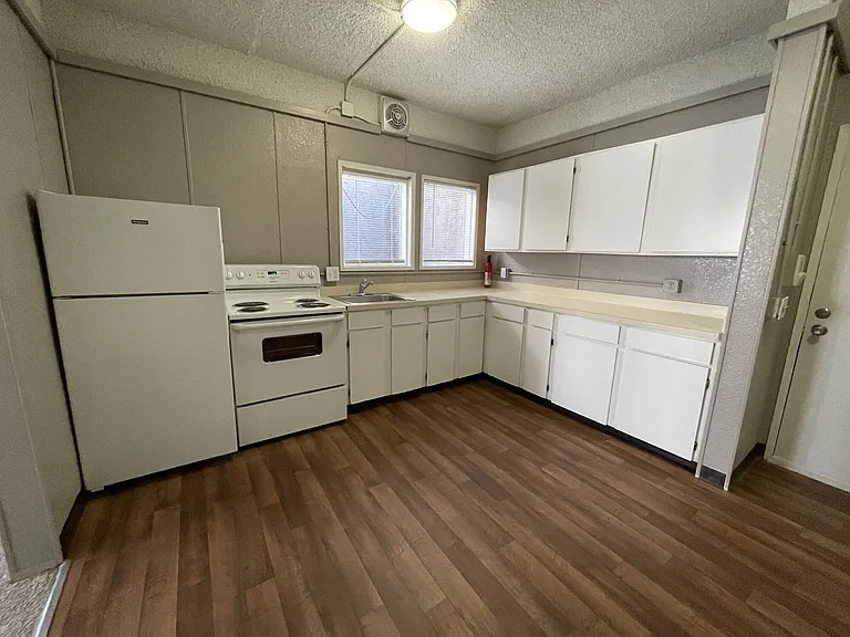 Bay View Apartments — Photo 12