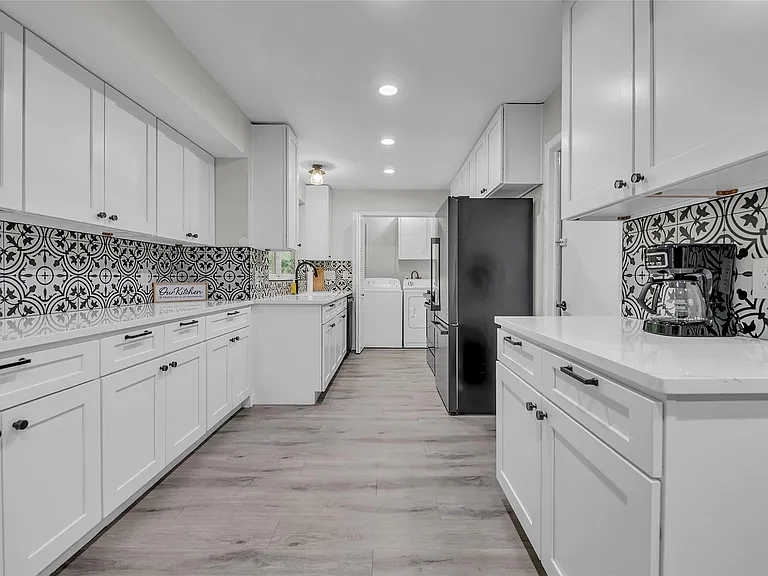 3400 Laguna Dr — Photo 8