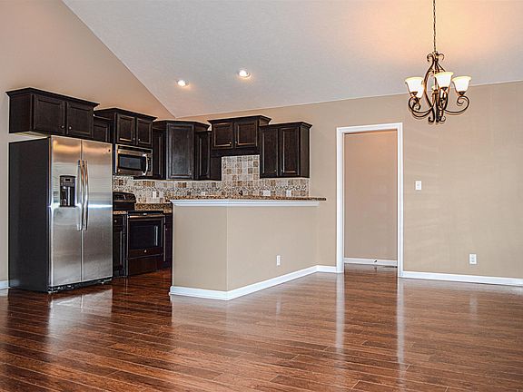 5th image of 559 Falkland Cir