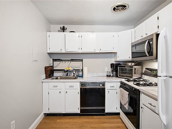 3rd image of 752 Quaker Ln Unit 307A