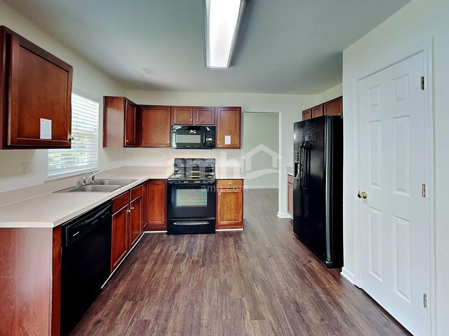 4 bed, 2.5 bath, 2042 sqft, $2,335 — Photo 3