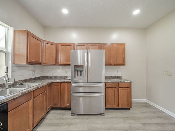 5th image of 41 W Warrick St