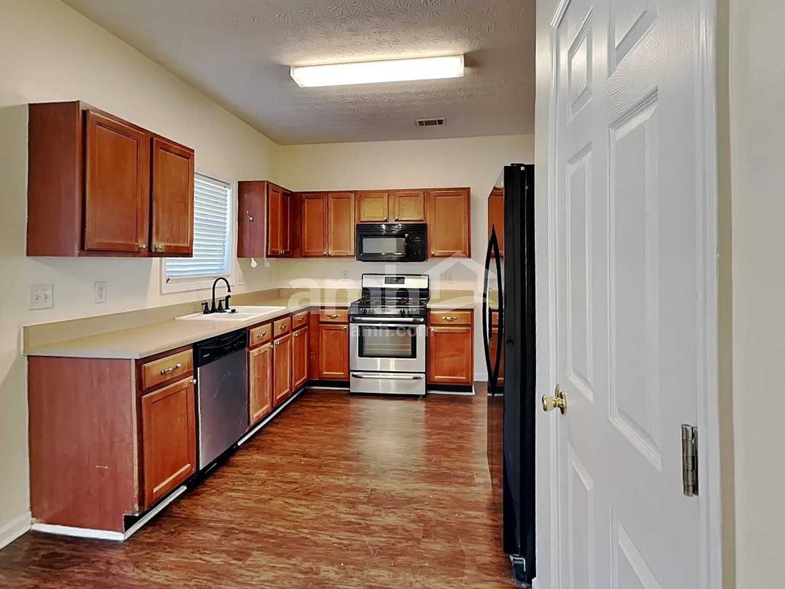 3 bed, 2.5 bath, 1920 sqft, $2,425 — Photo 3