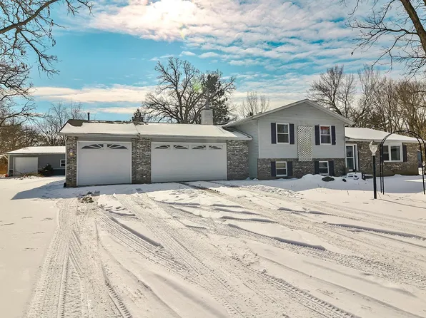 6239 E Bradley Rd, Byron, IL 61010