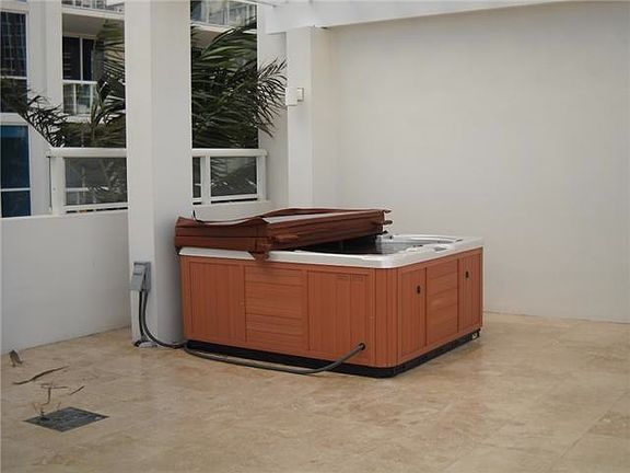 Swimming Pool/Hot Tub/Sauna
